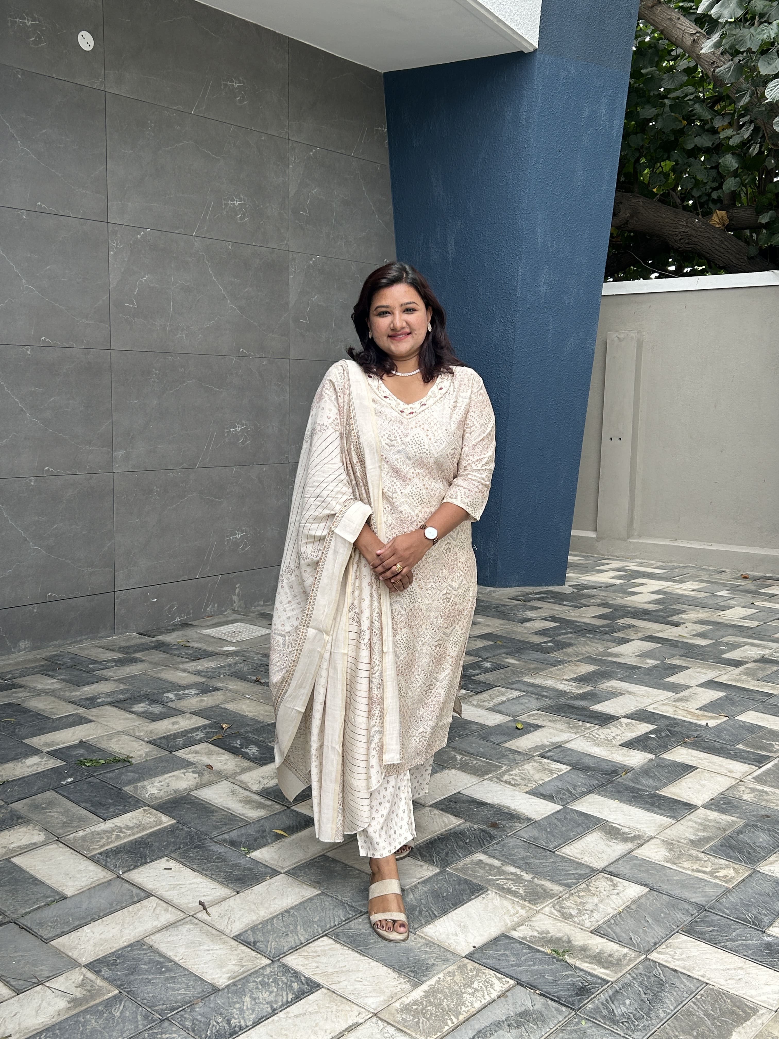 RMS154 - Offwhite Vneck hand embroidered Muslin Suit